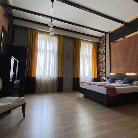 Safari Royal Apartment Oradea Eksteriør billede