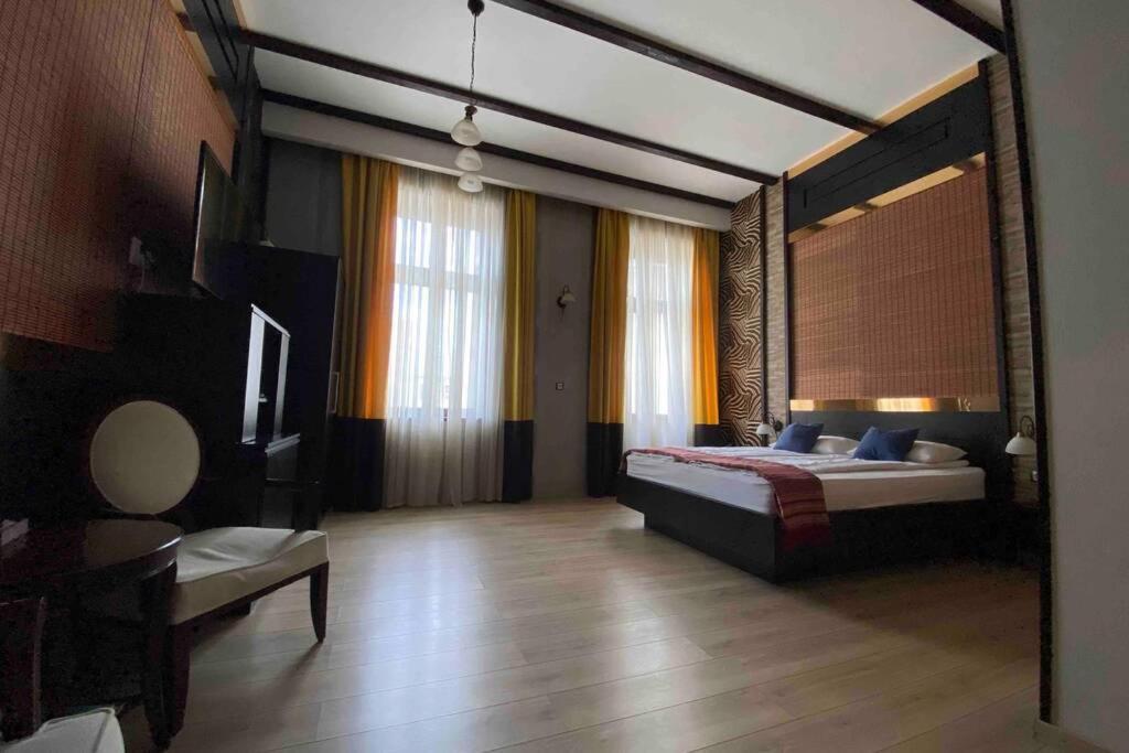Safari Royal Apartment Oradea Eksteriør billede